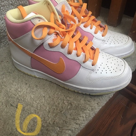 Women’s Nike Shoes. - Picture 2 of 6