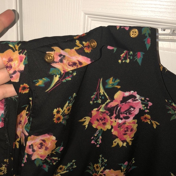 Flowery short sleeved blouse for sale! - Picture 2 of 3