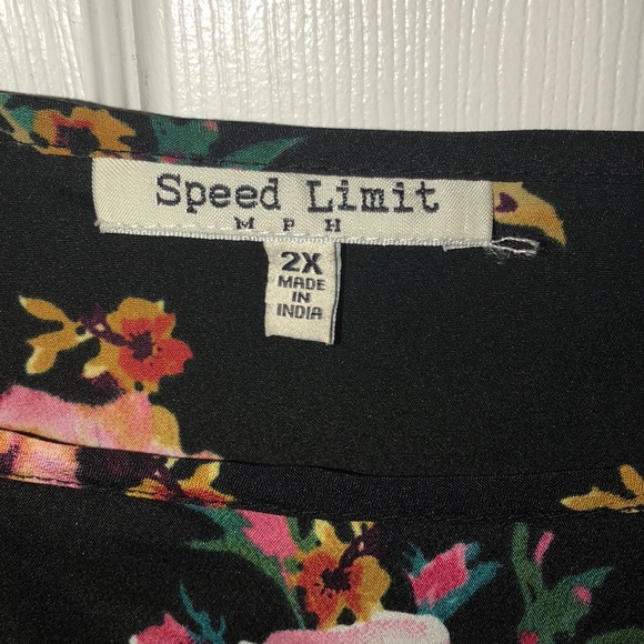 Flowery short sleeved blouse for sale! - Picture 3 of 3