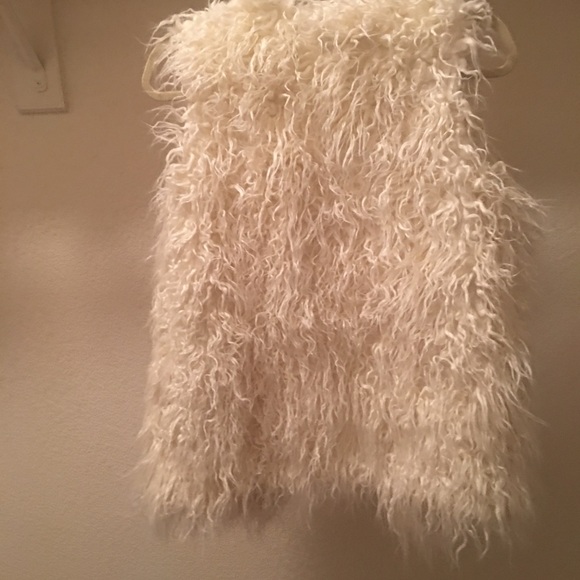 Mossimo Faux Fur Vest - Picture 2 of 7