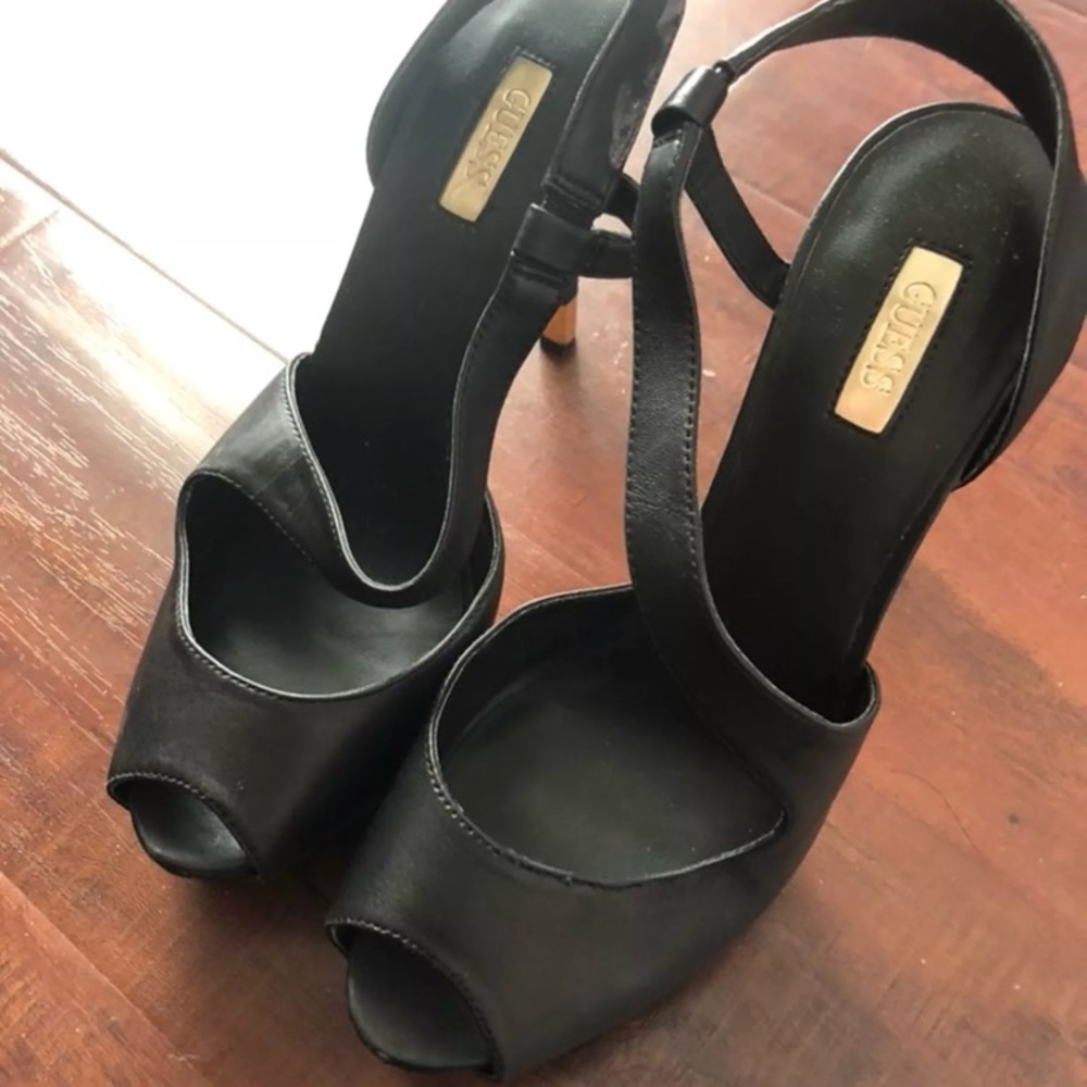 WOMENS SIZE 10 GUESS HEEL WITH STRAP