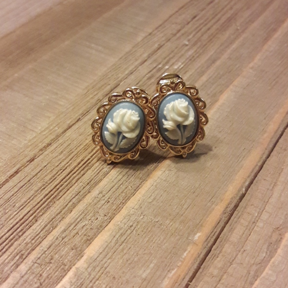Beautiful vintage Monet cameo earrings