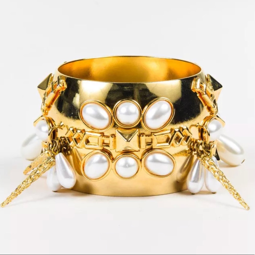 🔥🔥SOLD🔥🔥Statement gold tone bangle.
