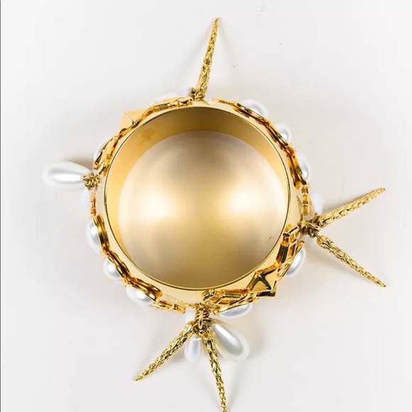 🔥🔥SOLD🔥🔥Statement gold tone bangle. - Picture 2 of 4