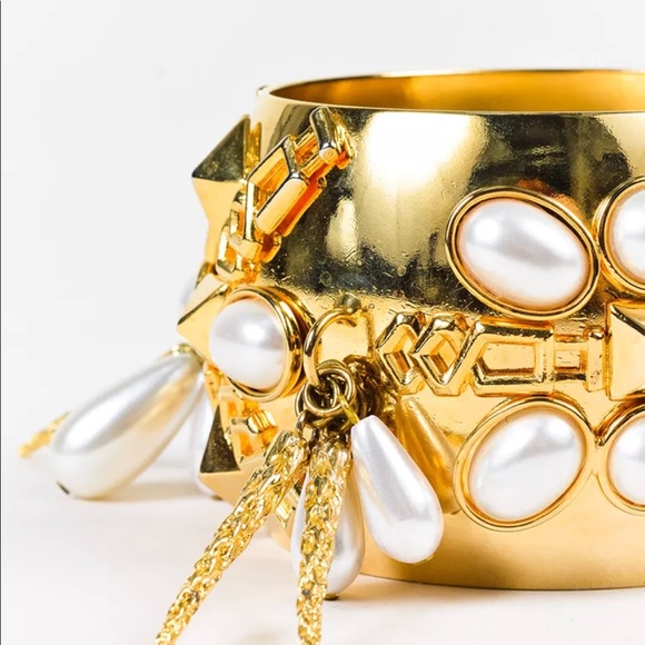 🔥🔥SOLD🔥🔥Statement gold tone bangle. - Picture 3 of 4