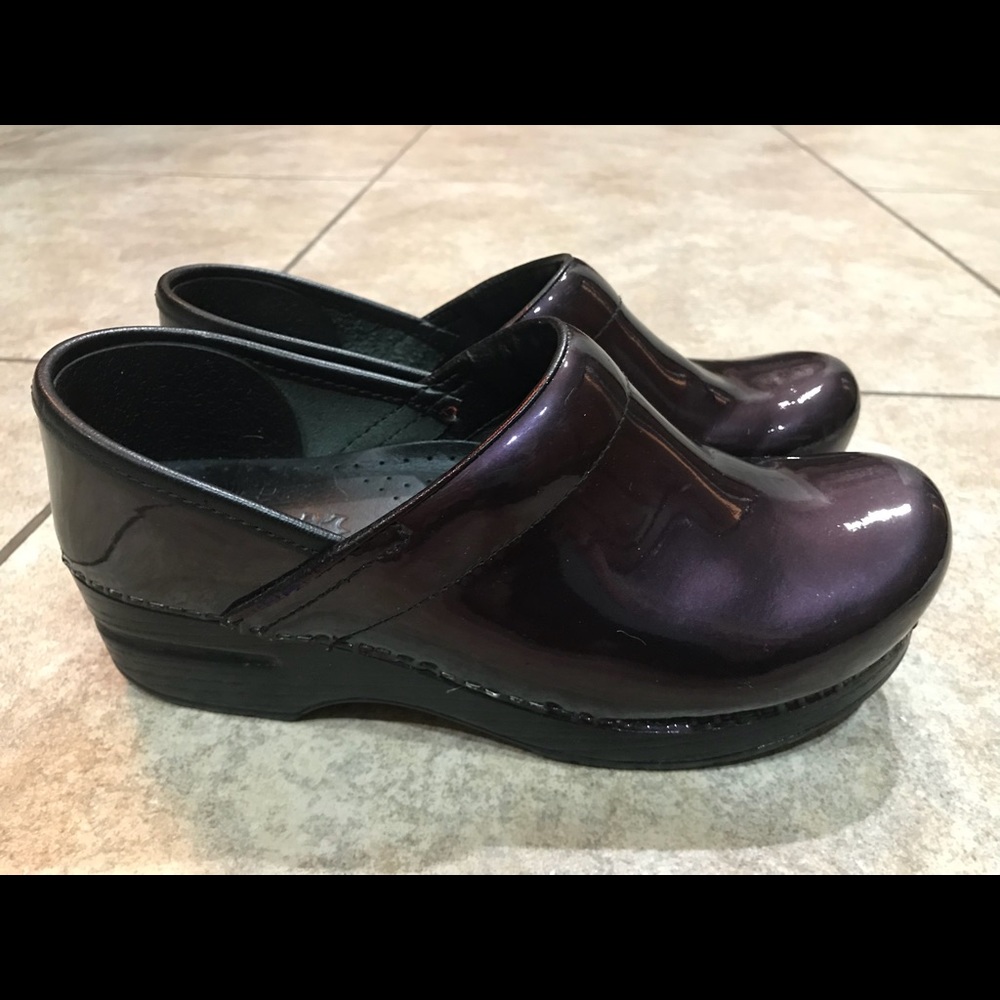 Dansko Size 37 plum colored clogs