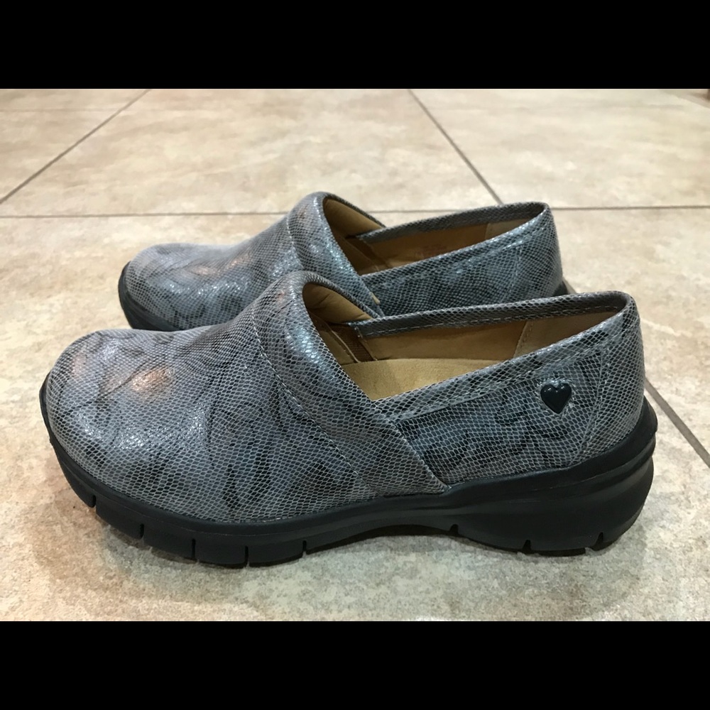 Nurse mates size 37 pewter floral clogs