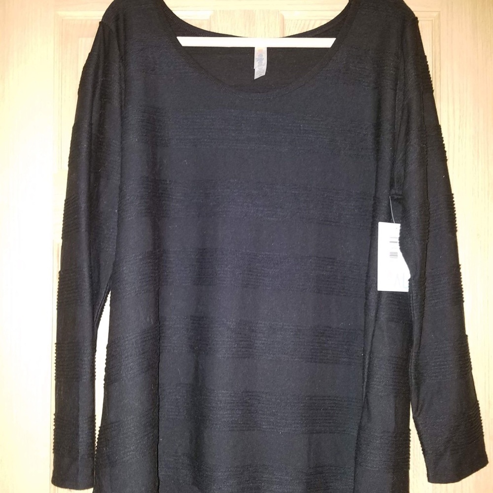 Lularoe solid black pintuck ruffle Lynnae 2xl. NWT