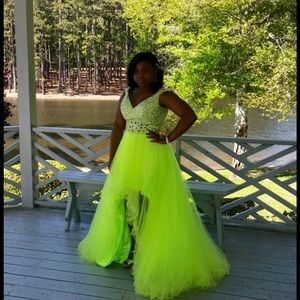 I am selling my prom dress