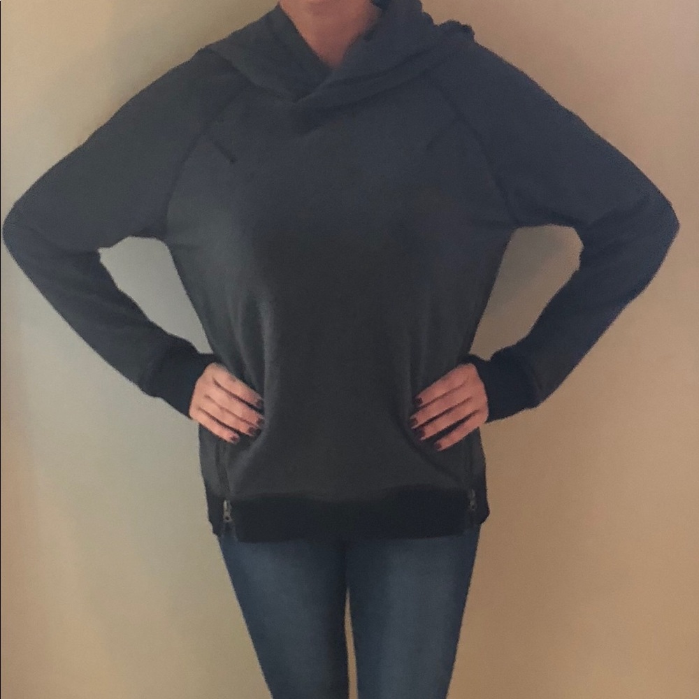Lululemon pullover sweatshirt with zip detail.