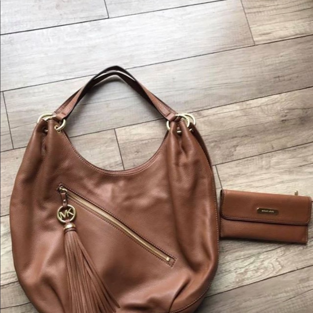 Auth. Michael Kors shoulder bag w/matching wallet