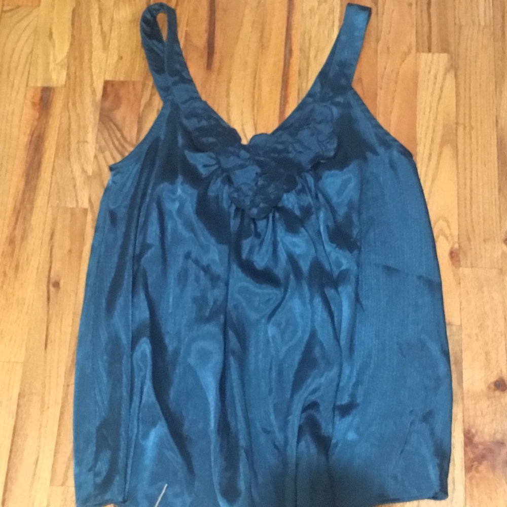 Teal silky looking tank with appliqué M