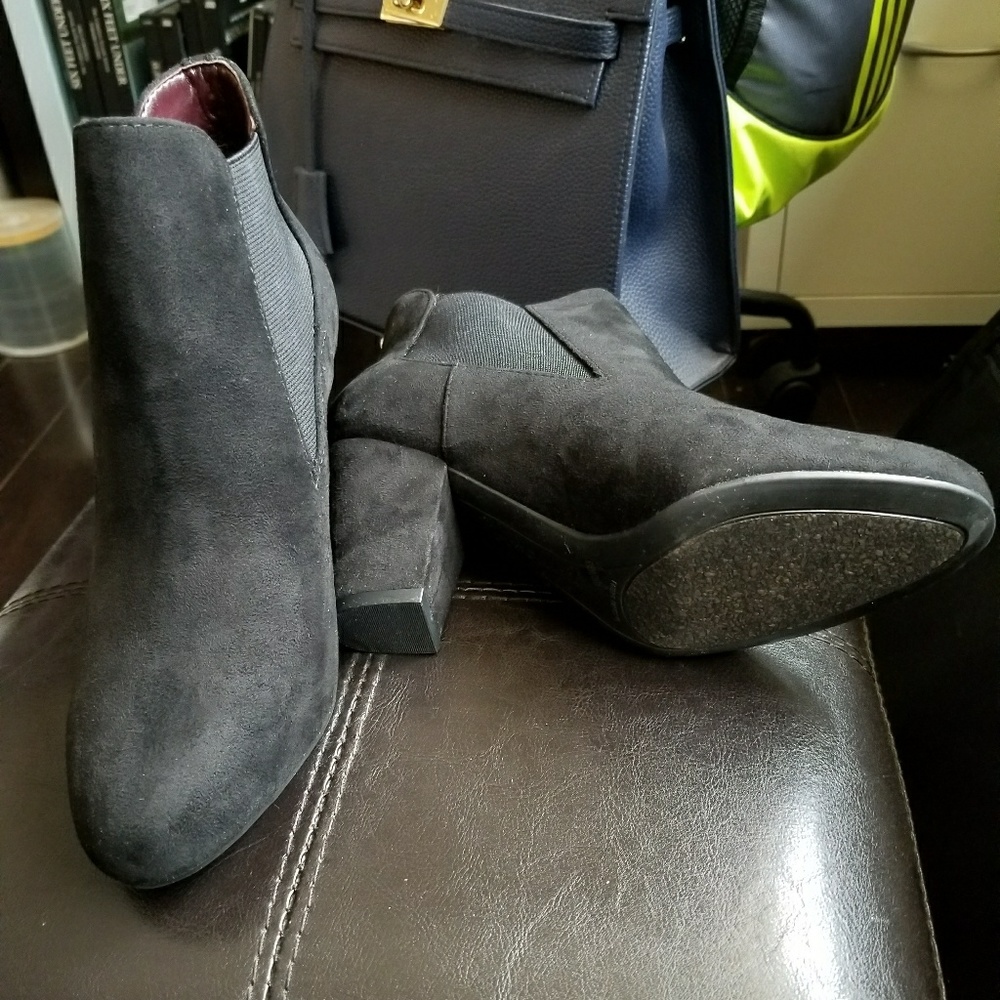 BCBGeneration Dolan Heeled Chelsea Ankle Boot - Picture 4 of 8