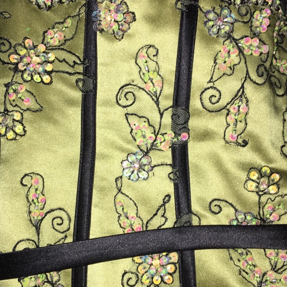 Gown - Picture 4 of 8