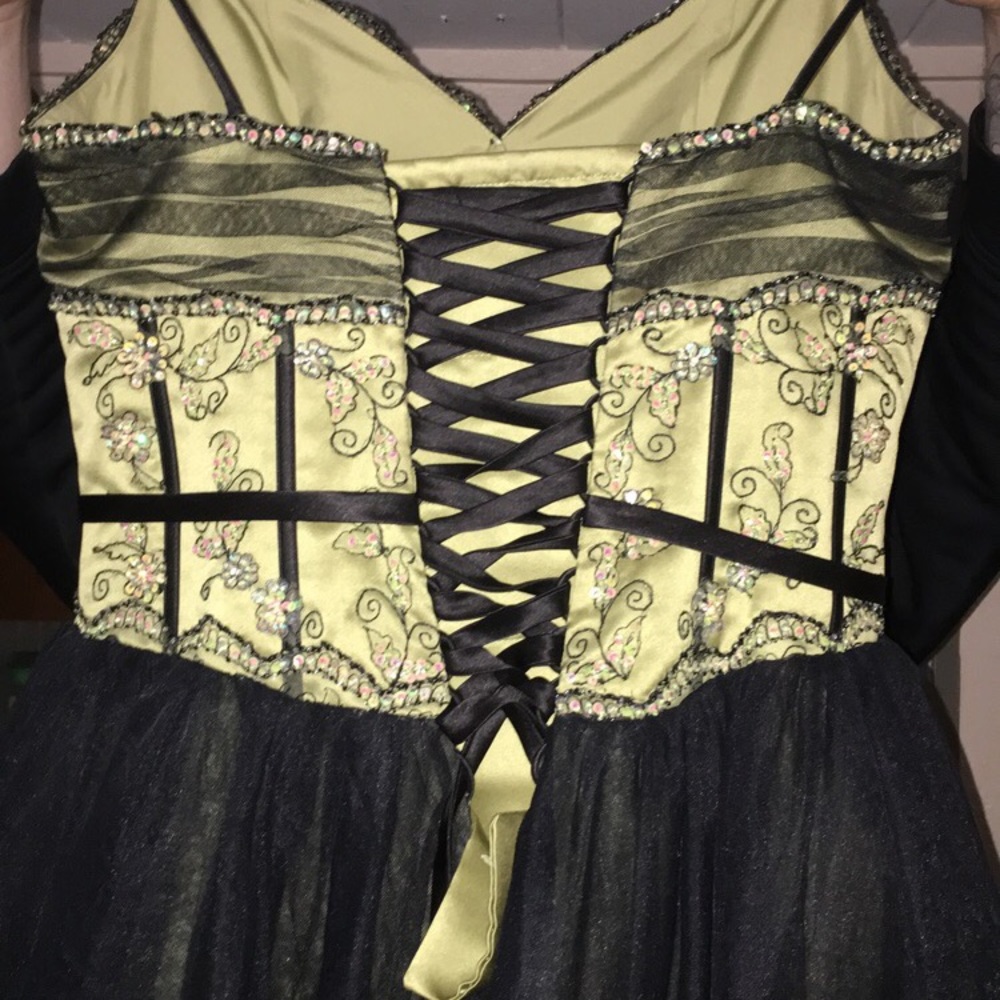 Gown - Picture 6 of 8