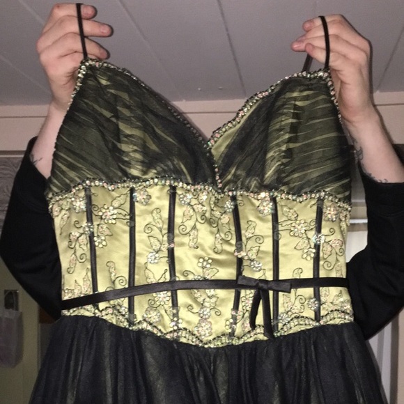 Gown - Picture 2 of 8