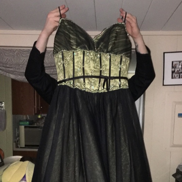 Gown - Picture 3 of 8