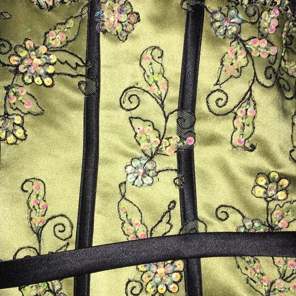 Gown - Picture 4 of 8