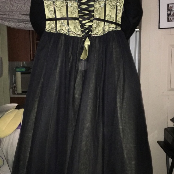 Gown - Picture 5 of 8