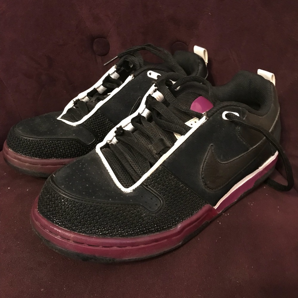 Nike 6.0 - Black & Raspberry size 8