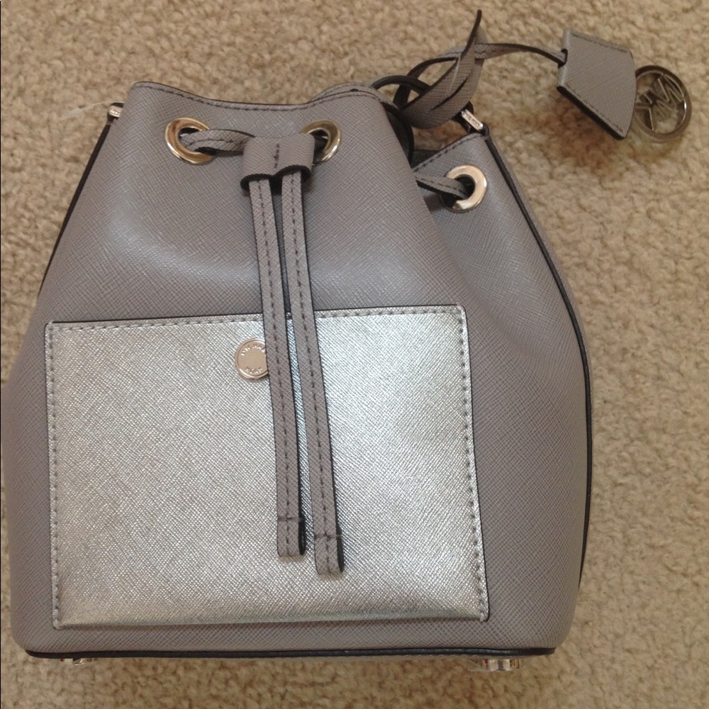 NWT Michael Kors Pearl Grey Greenwich Bucket Crossbody Bag