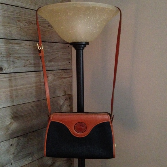 Dooney & Bourke Handbags - Vintage Dooney & Bourke crossbody purse