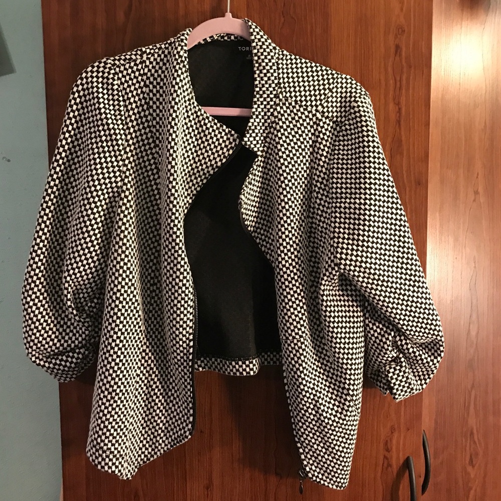 Black and white 3/4 sleeve blazer.