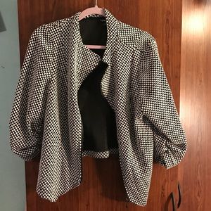 Black and white 3/4 sleeve blazer.