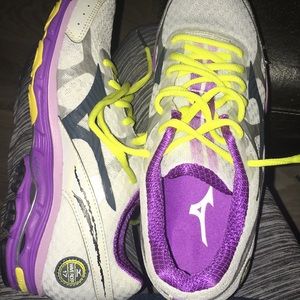 Worn one time like new mizuno wave rider 17 size 8