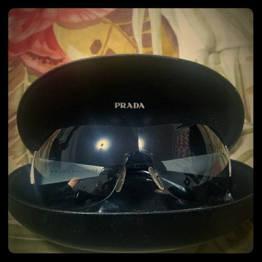 PRADA SUNGLASSES  (AUTHETHIC)