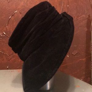 Women’s black vintage hat