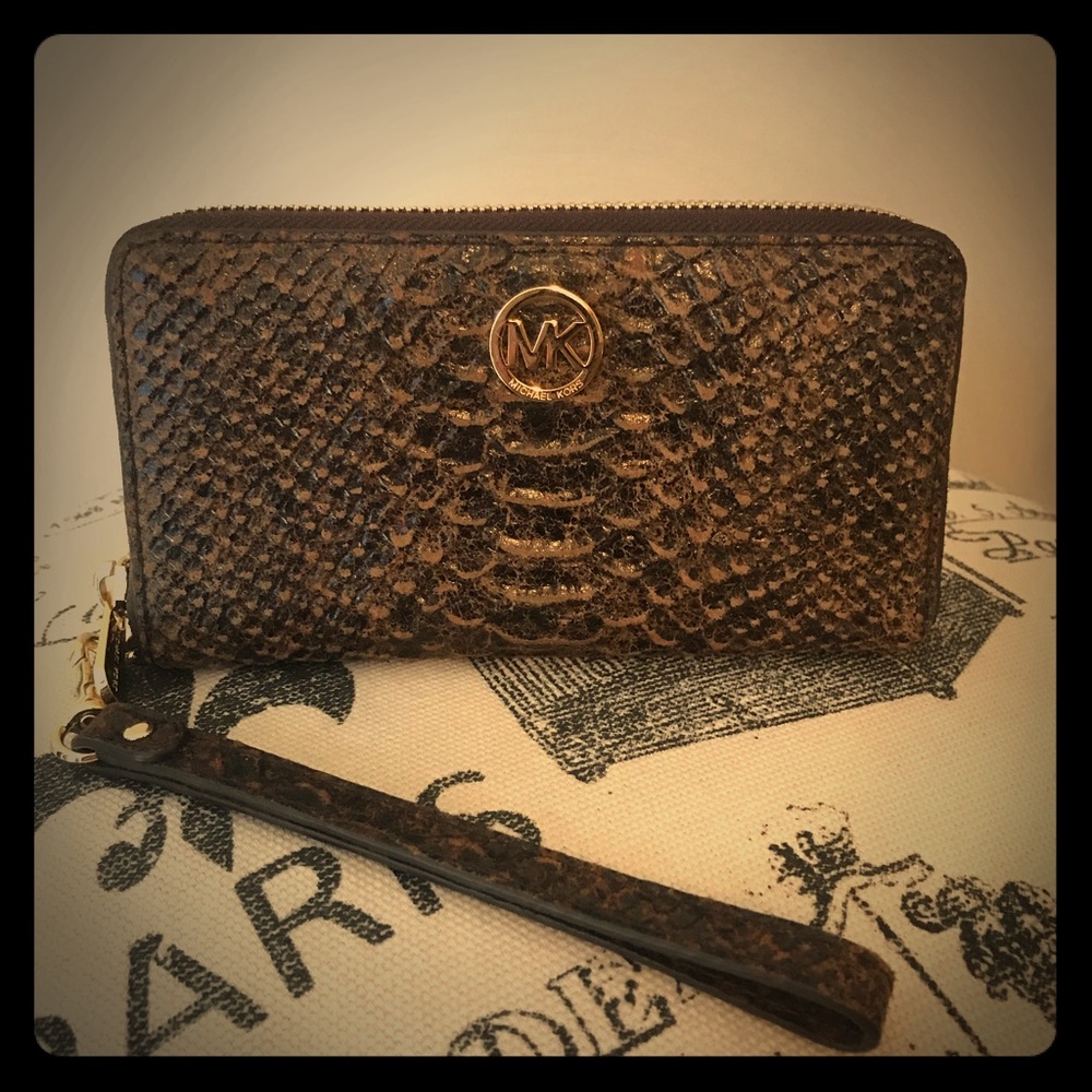 SALE!!Stylish Michael Kors wristlet/wallet