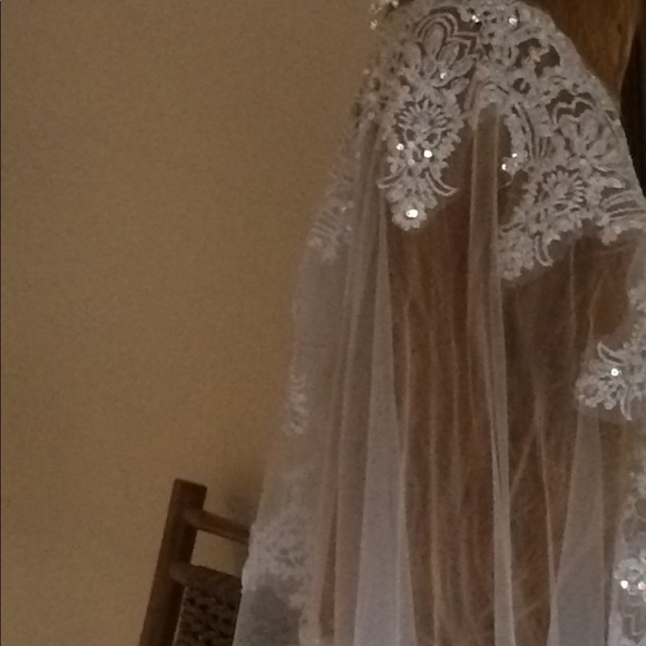 Single layer wedding pin on veil - Picture 3 of 7