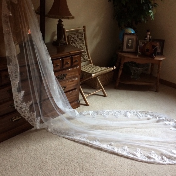 Single layer wedding pin on veil - Picture 6 of 7