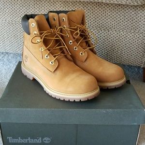 Timberland Waterproof Women Boots in Wheat Size 9
