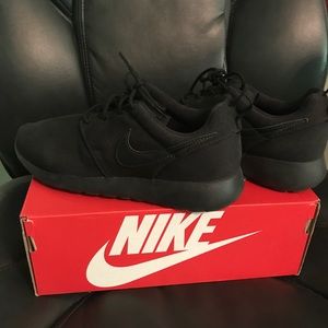 Women's size 7 black Nike roshe one