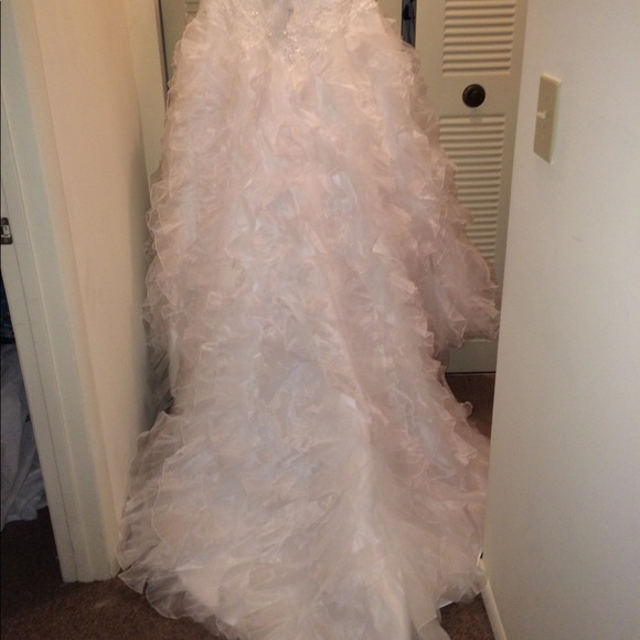 Wedding dress - Picture 2 of 8