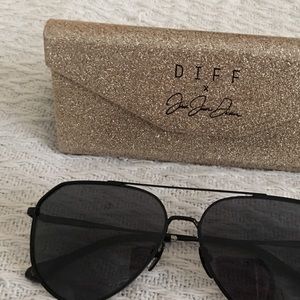 DIFF Jessie James Decker blackout Aviators