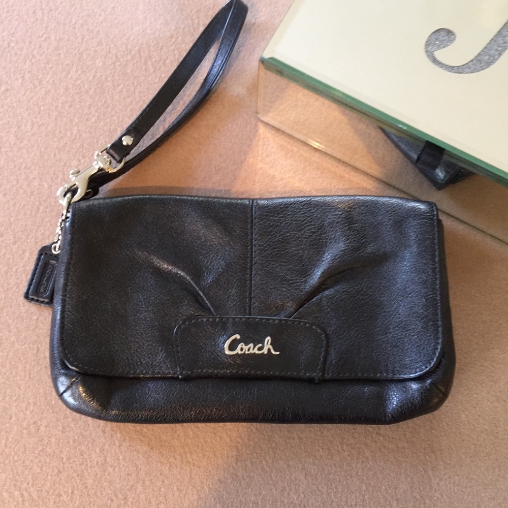 ⚡️SOLD⚡️COACH black leather wristlet