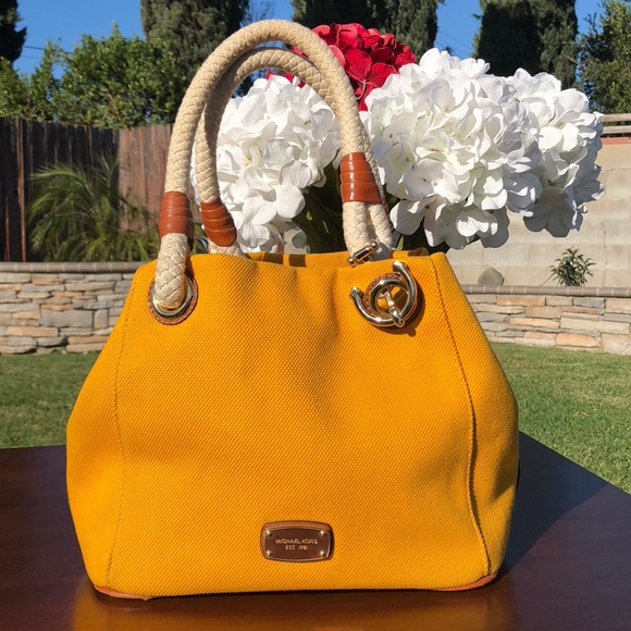💛 Michael Kors Handbag✨ - Picture 1 of 7
