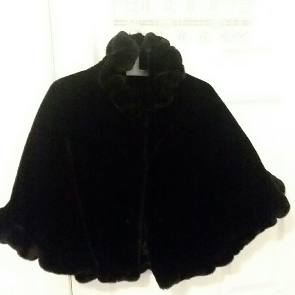 Beautiful faux fur cape - Picture 2 of 3
