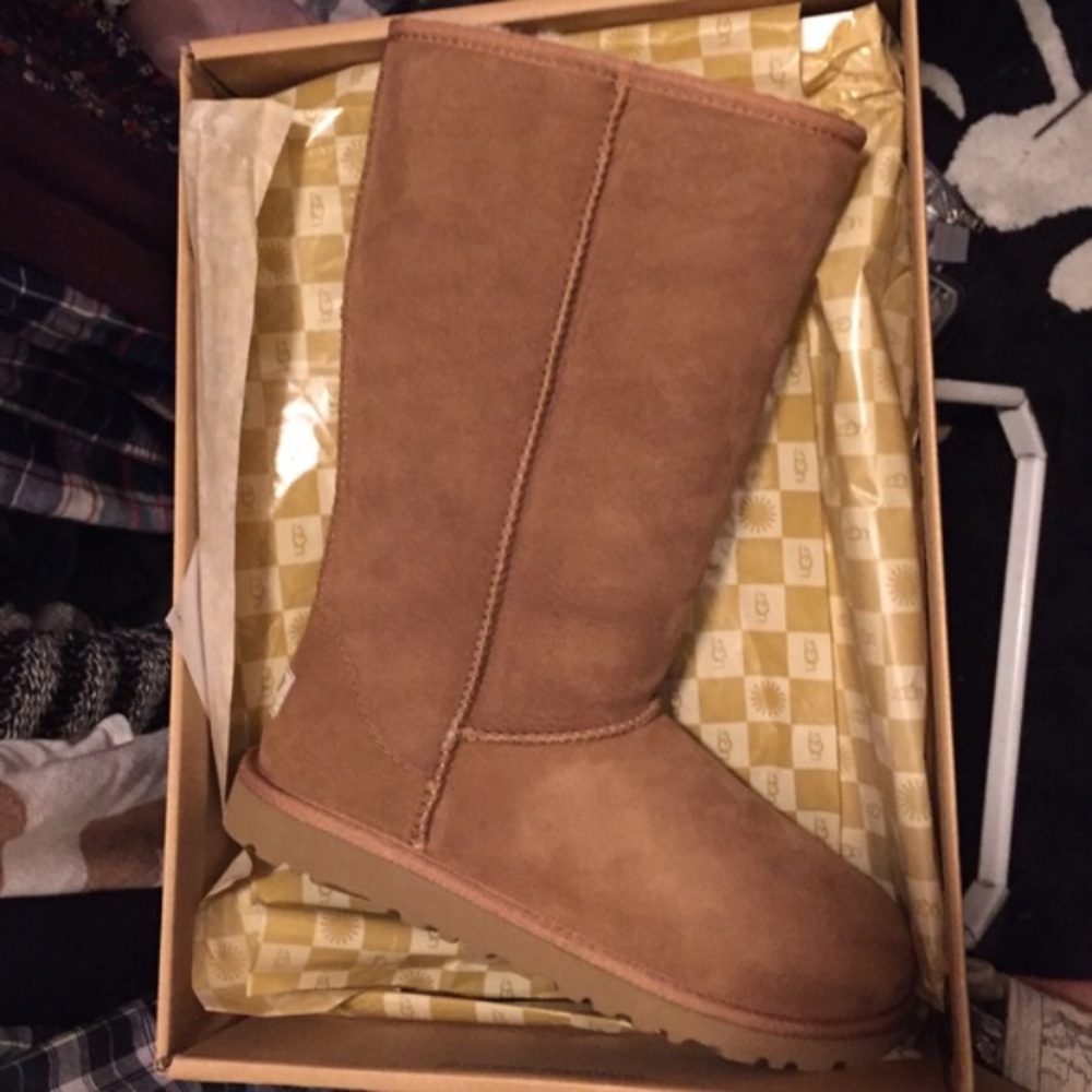 UGG Classic II Tall boots, Chestnut, NWT, 7