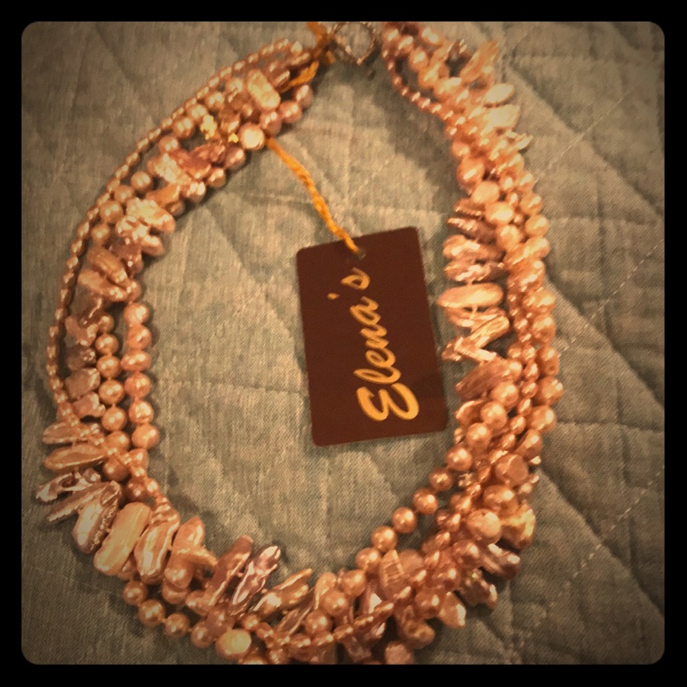 Pearl necklace . Pink .