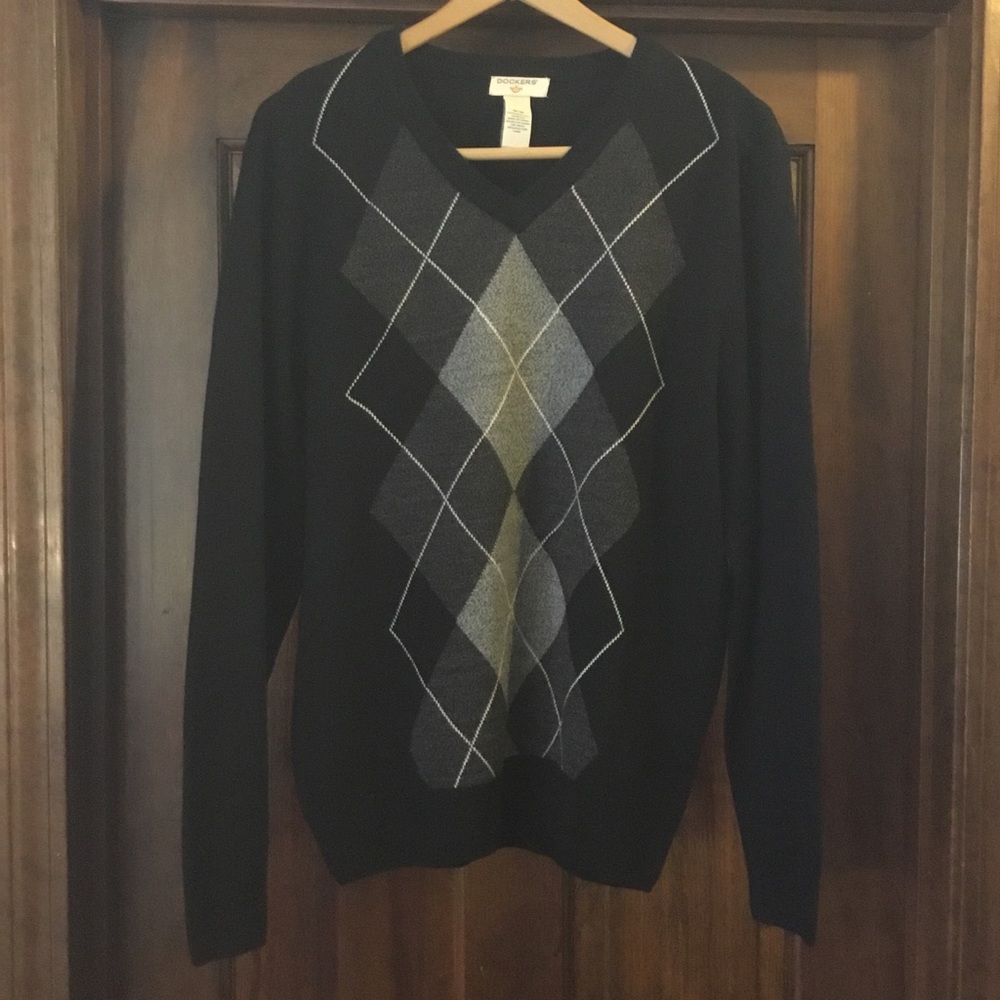 Men’s Black Argyle V-neck Sweater Size Medium