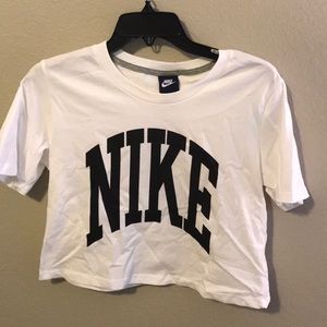Cropped Nike Tee