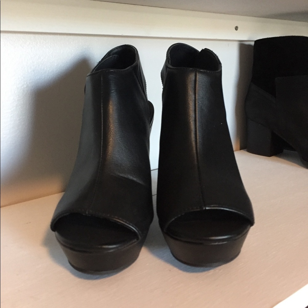 Black wedges