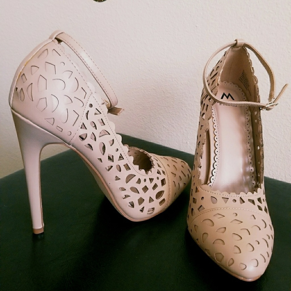 Nude pumps