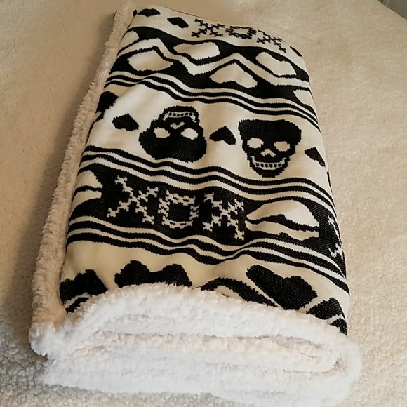 Betsey Johnson Accessories - 🌹FLASH SALE🌹NWT-BETSEY JOHNSON SHERPA BLANKET