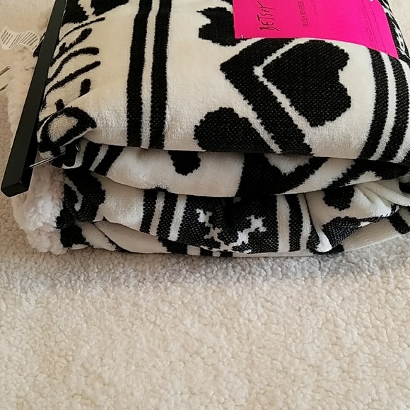🌹FLASH SALE🌹NWT-BETSEY JOHNSON SHERPA BLANKET - Picture 3 of 8