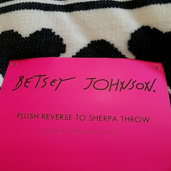 🌹FLASH SALE🌹NWT-BETSEY JOHNSON SHERPA BLANKET - Picture 4 of 8